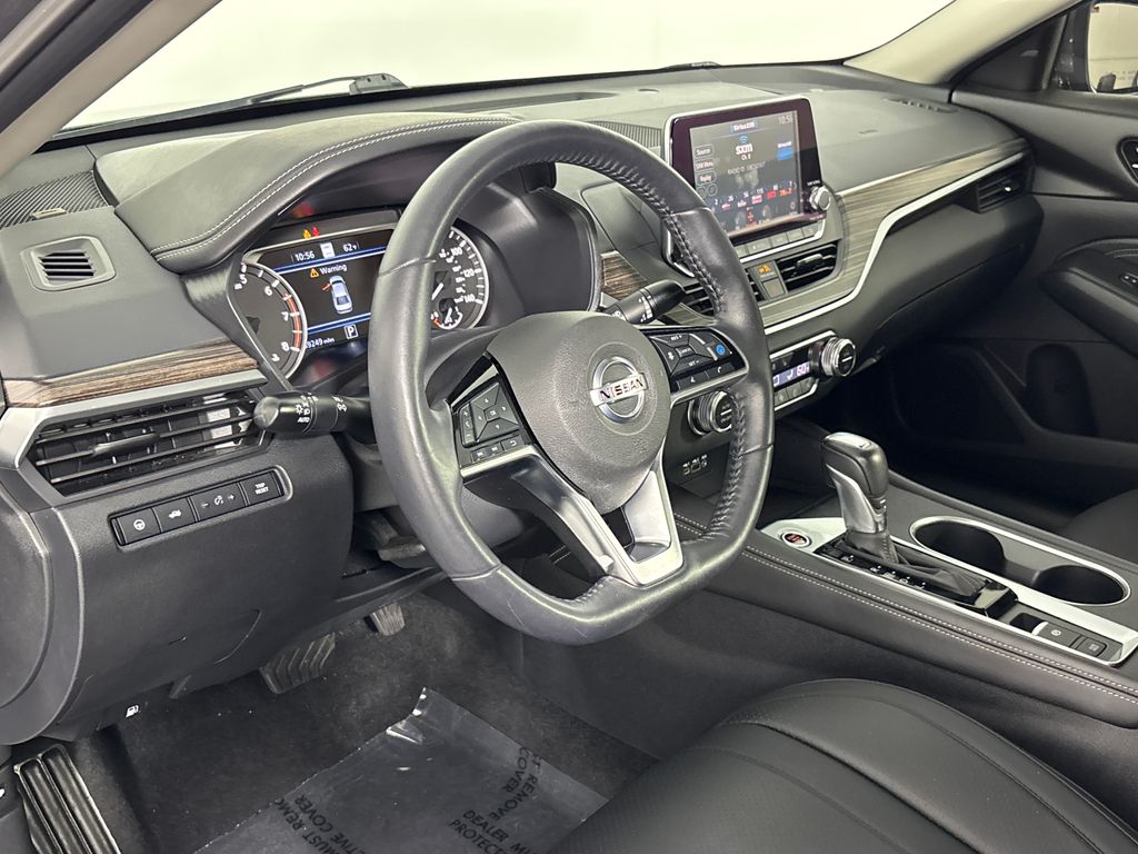 View vehicle photo 7