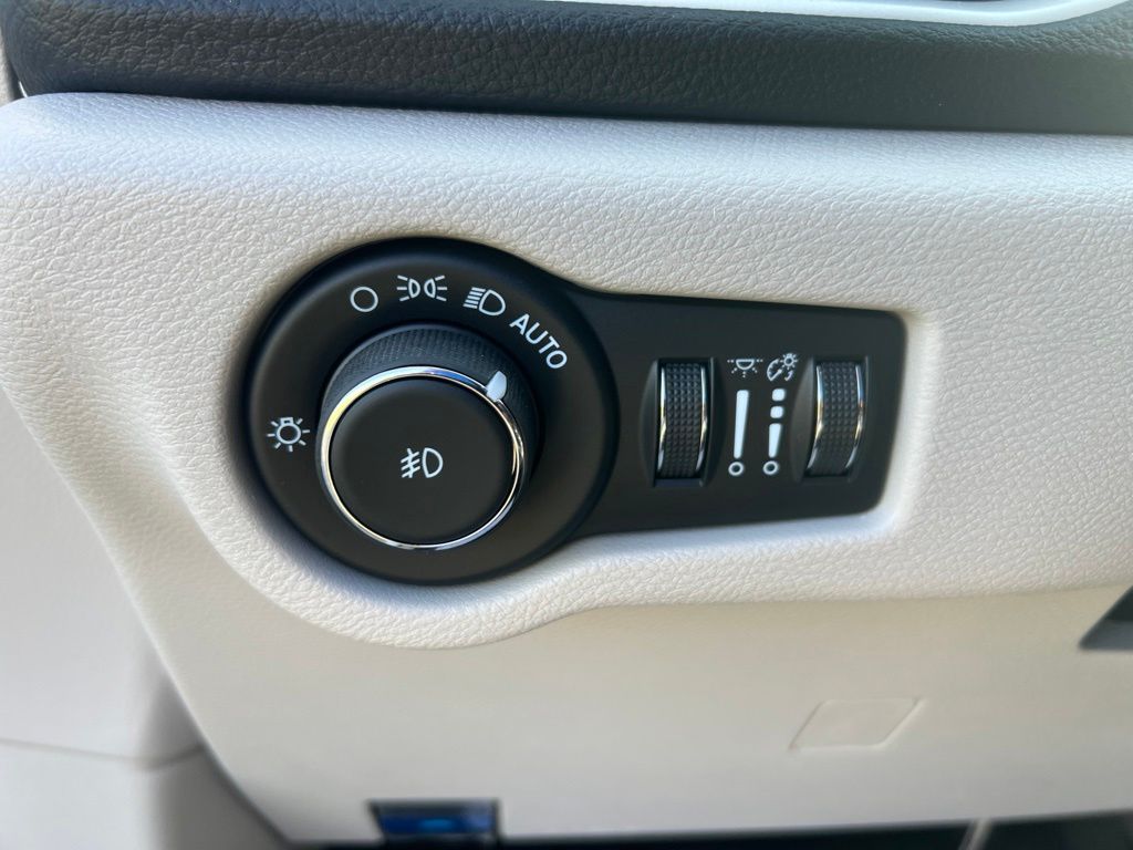 Used 2023 Chrysler Pacifica Van