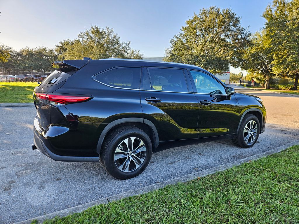 Thumbnail: 2022 Toyota Highlander - 5