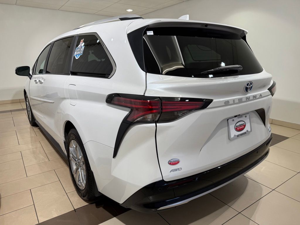 Thumbnail: 2023 Toyota Sienna - 3