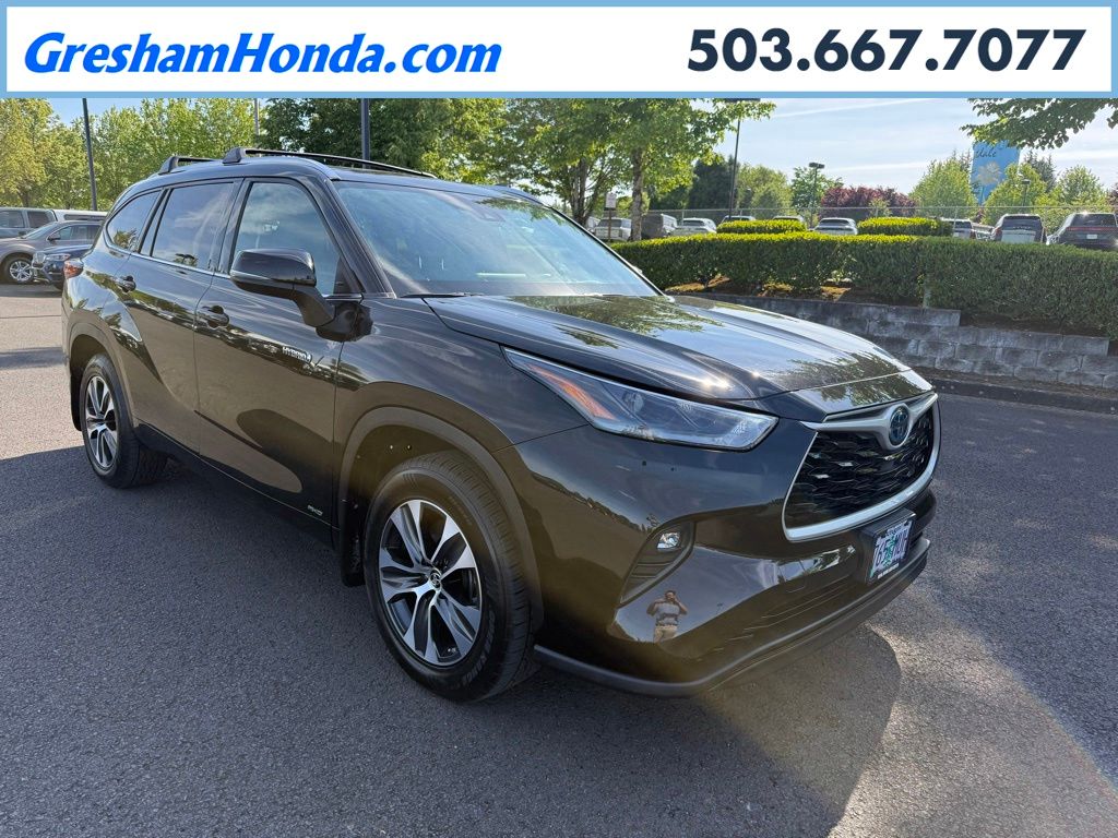 2021 Toyota Highlander XLE Hybrid 4x4's photo