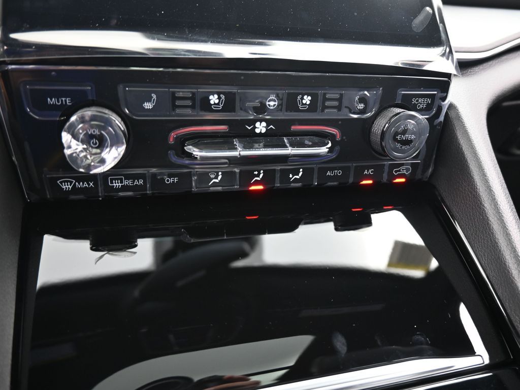 New 2025 Diamond Black Crystal Pearlcoat Jeep Overland image 20