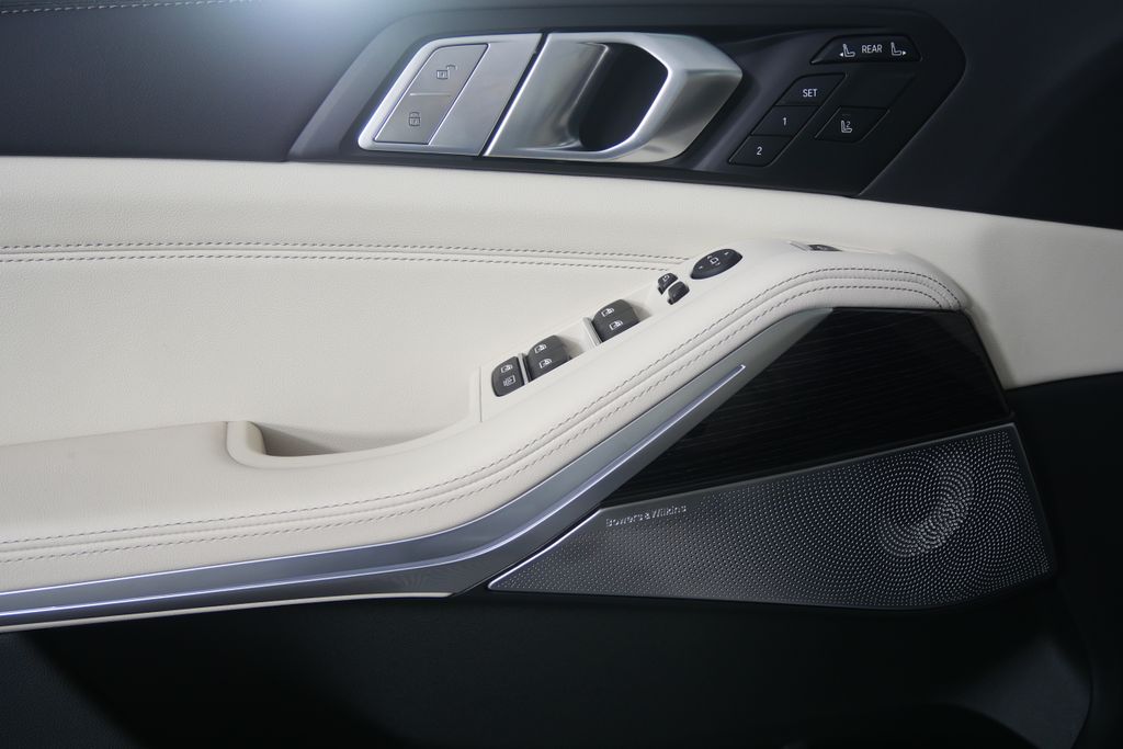 Thumbnail: 2027 BMW X7 - 8