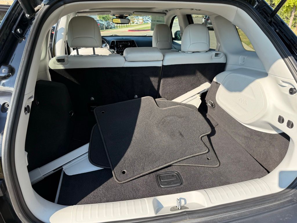 Thumbnail: 2019 Jeep Cherokee - 25