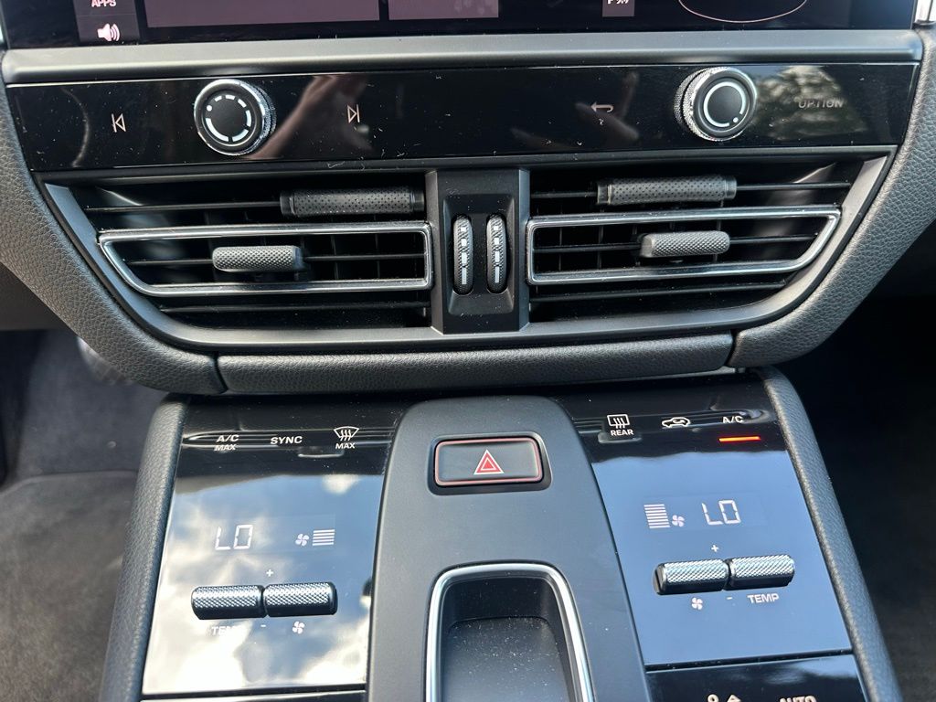 Thumbnail: 2023 Porsche Macan - 23