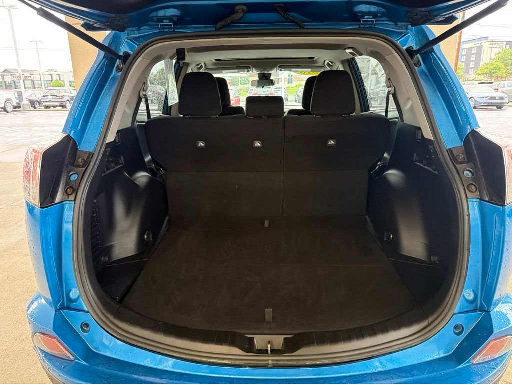 Thumbnail: 2018 Toyota RAV4 - 21