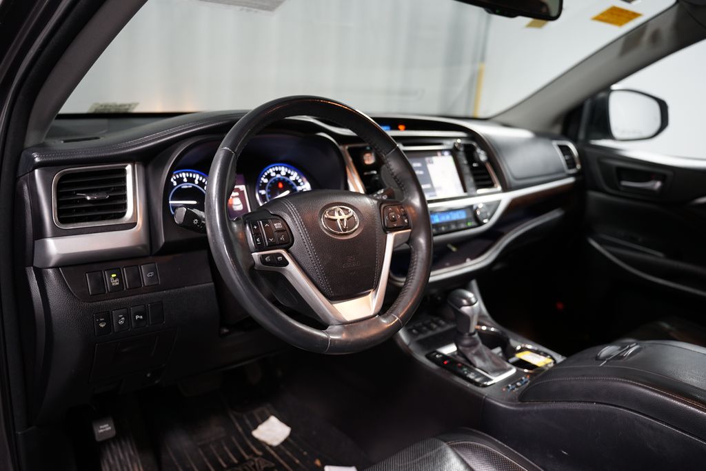 Thumbnail: 2016 Toyota Highlander - 7