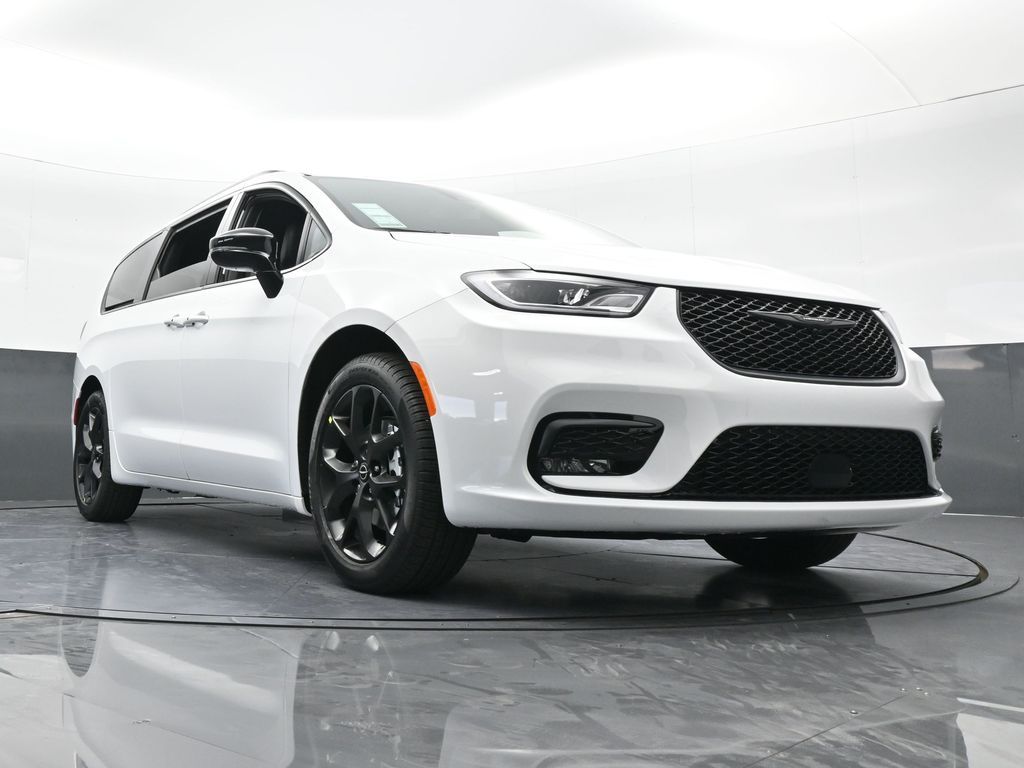 New 2026 Bright White Clearcoat Chrysler Select image 62