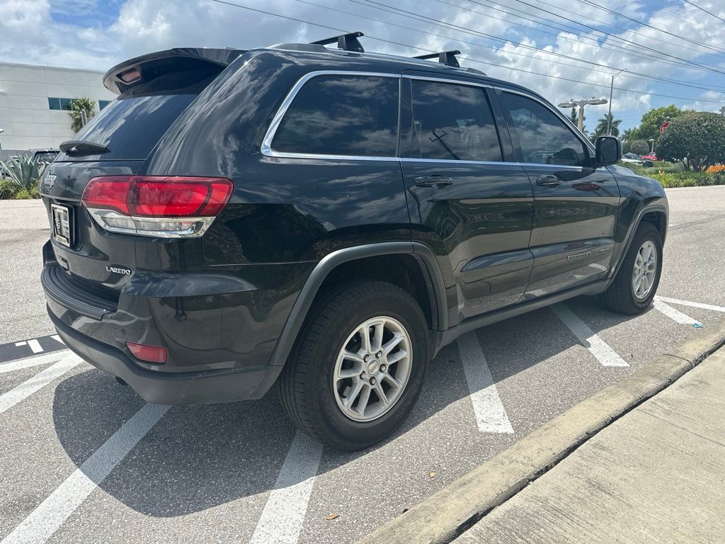 Used 2020 Diamond Black Crystal Pearlcoat Jeep Laredo E image 6