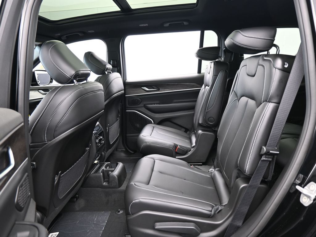 New 2026 Diamond Black Crystal Pearlcoat Jeep Limited image 30