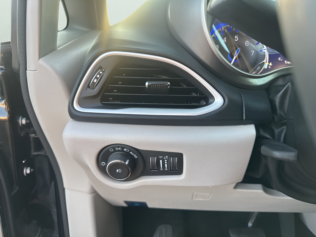 Used Car 2024 Chrysler Pacifica  Touring L For Sale Under $30,000 In Austin, Texas