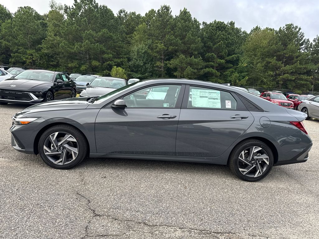 2025 Hyundai Elantra SEL Sport photo 2