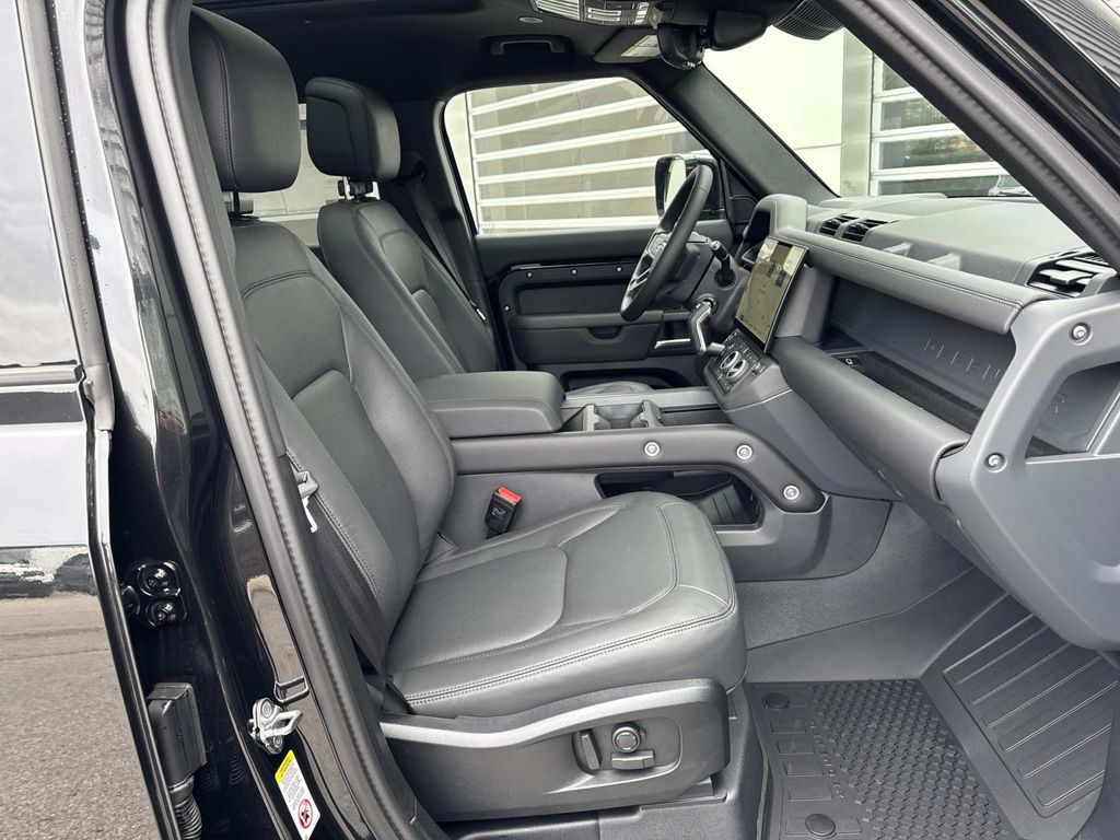 New 2026 Black Land Rover X-Dynamic SE image 9