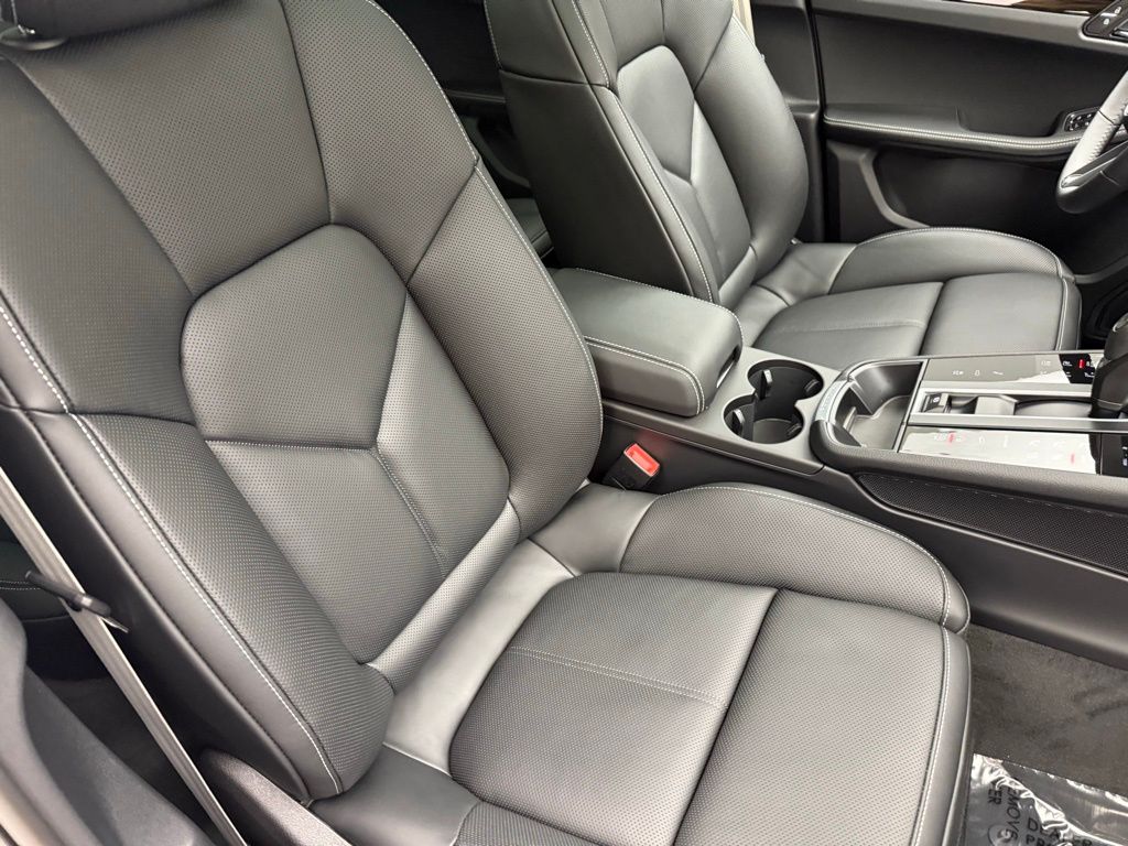 Thumbnail: 2026 Porsche Macan - 27