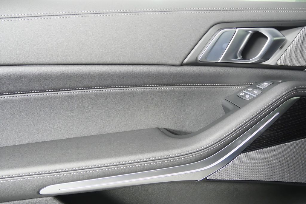 Thumbnail: 2026 BMW X7 - 13