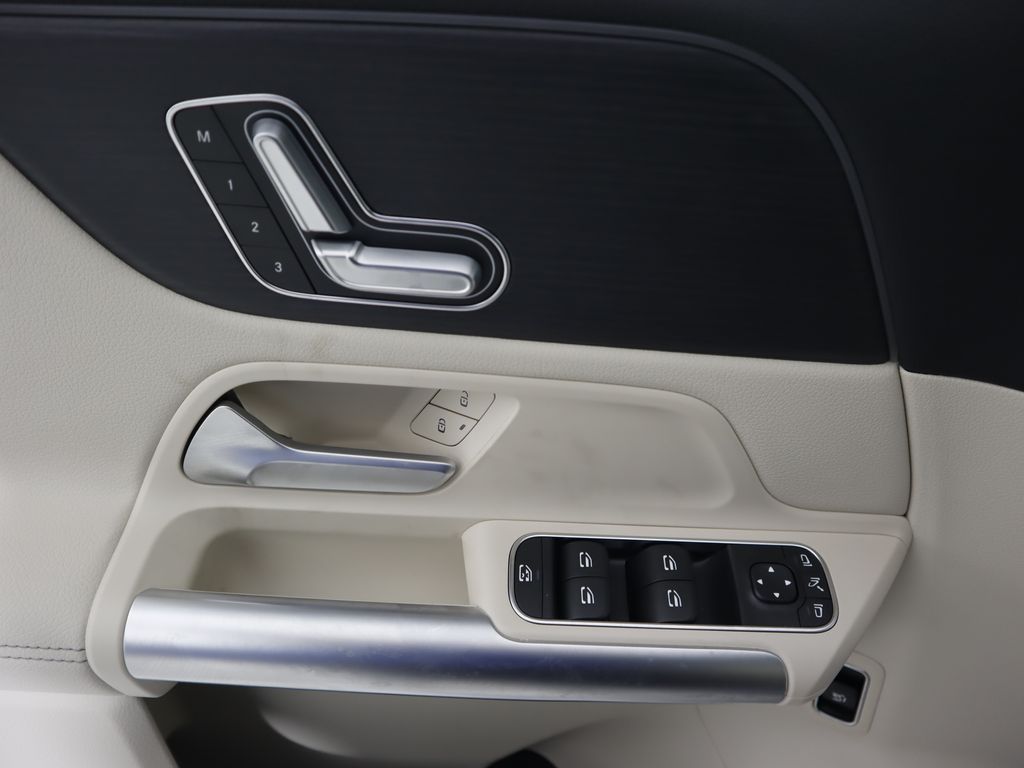 2025 Mercedes-Benz GLA 250 25