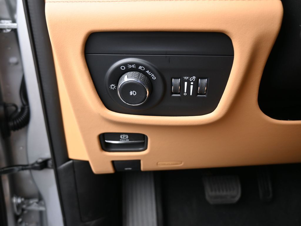 New 2025 Silver Zynith Jeep Summit image 26