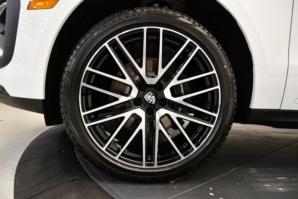 Thumbnail: 2025 Porsche Macan - 16