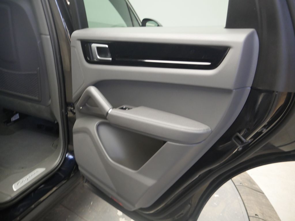 Thumbnail: 2023 Porsche Cayenne - 25