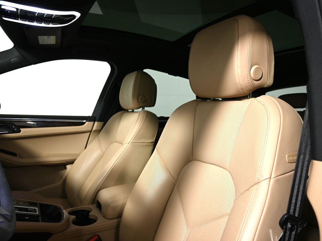 Thumbnail: 2025 Porsche Macan - 6