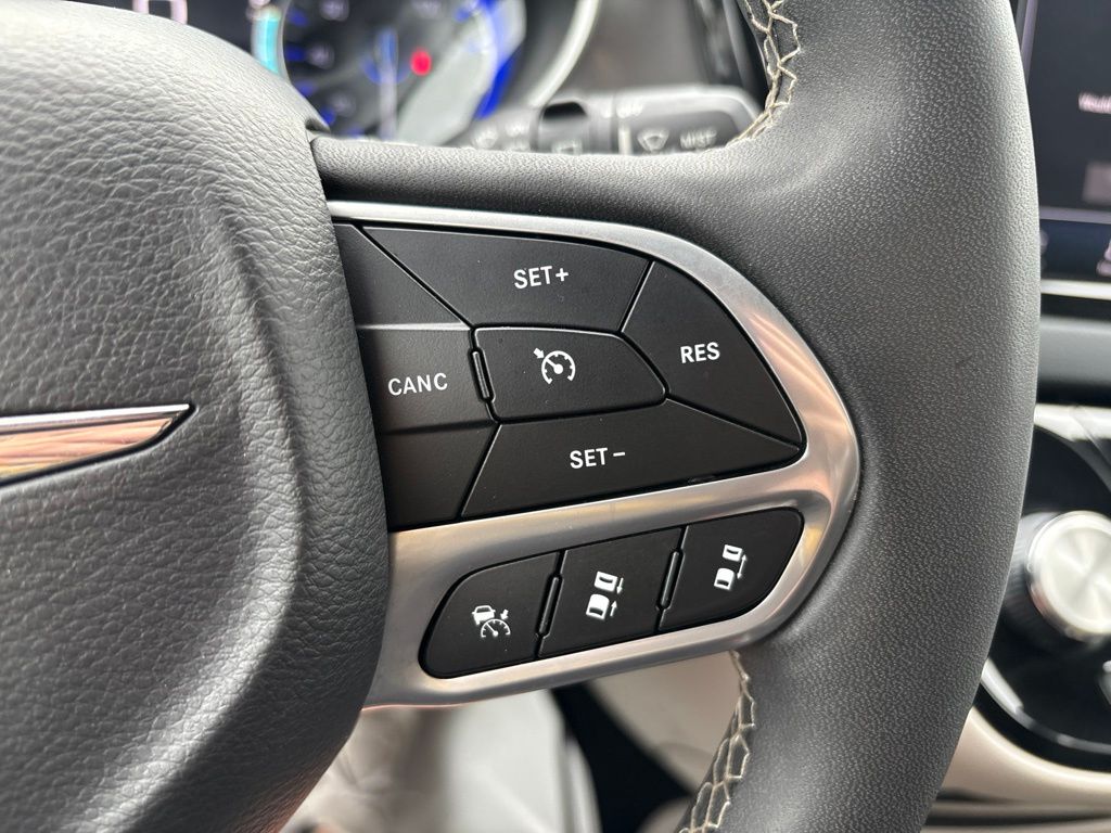 Used 2023 Chrysler Pacifica Van