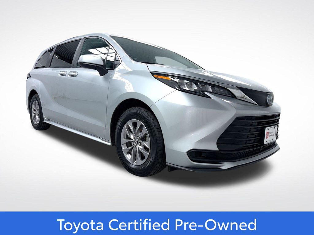 2025 Toyota Sienna LE 8-Passenger Hybrid AWD's photo