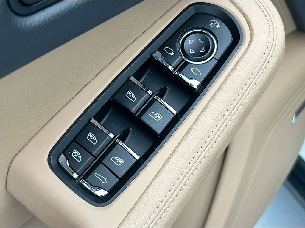 Thumbnail: 2025 Porsche Macan - 23