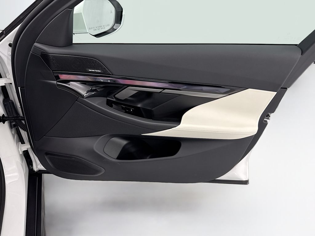 Thumbnail: 2026 BMW i5 - 24
