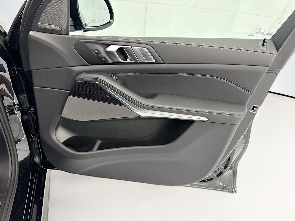 Thumbnail: 2026 BMW X7 - 25