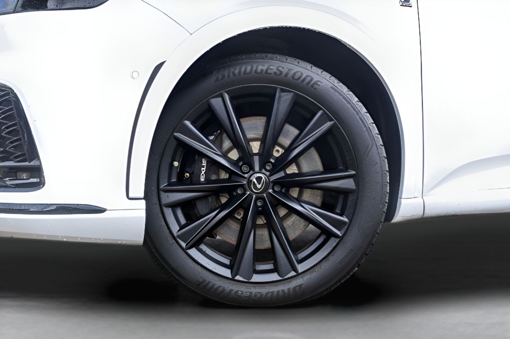 Used 2024 White Lexus 500h F SPORT Performance image 4
