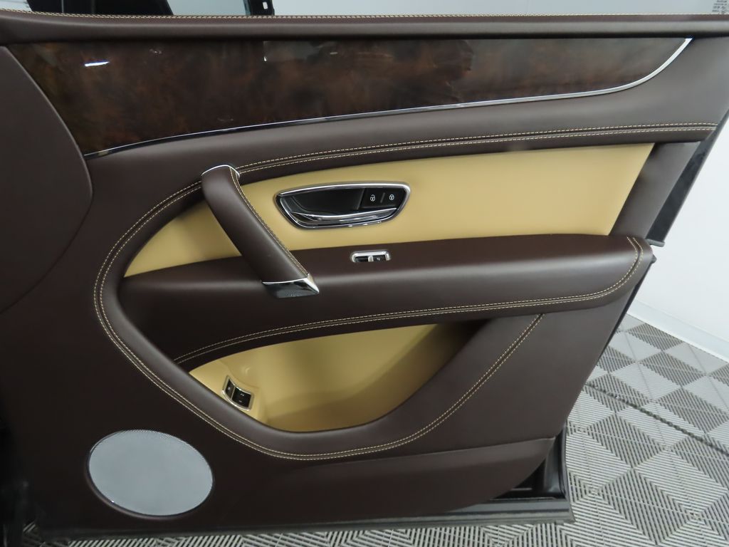 Thumbnail: 2019 Bentley Bentayga - 26