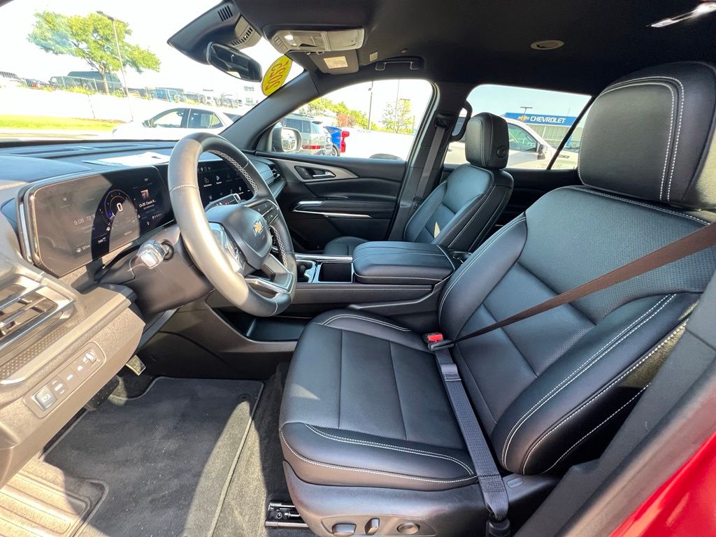 Used 2025 Chevrolet Traverse SUV