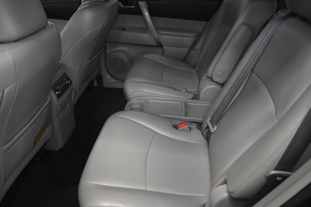 2013 Toyota Highlander Plus 27