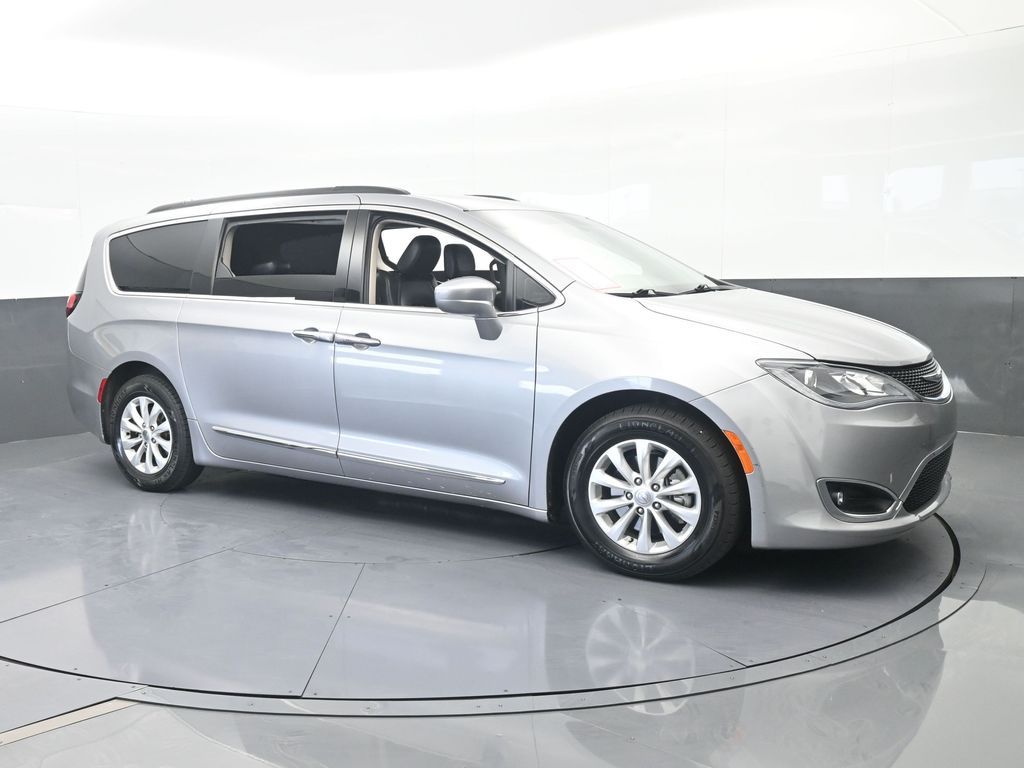 Used 2017 Billet Silver Metallic Clearcoat Chrysler Touring L image 8