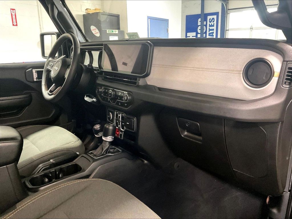 2024 Jeep Wrangler — photo 14