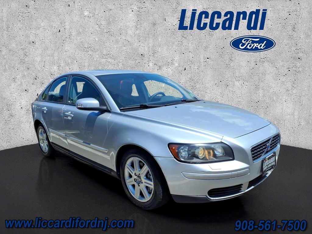 Silver 2007 Volvo S40 2.4i Sedan Front-Wheel Drive 5-Speed Automatic