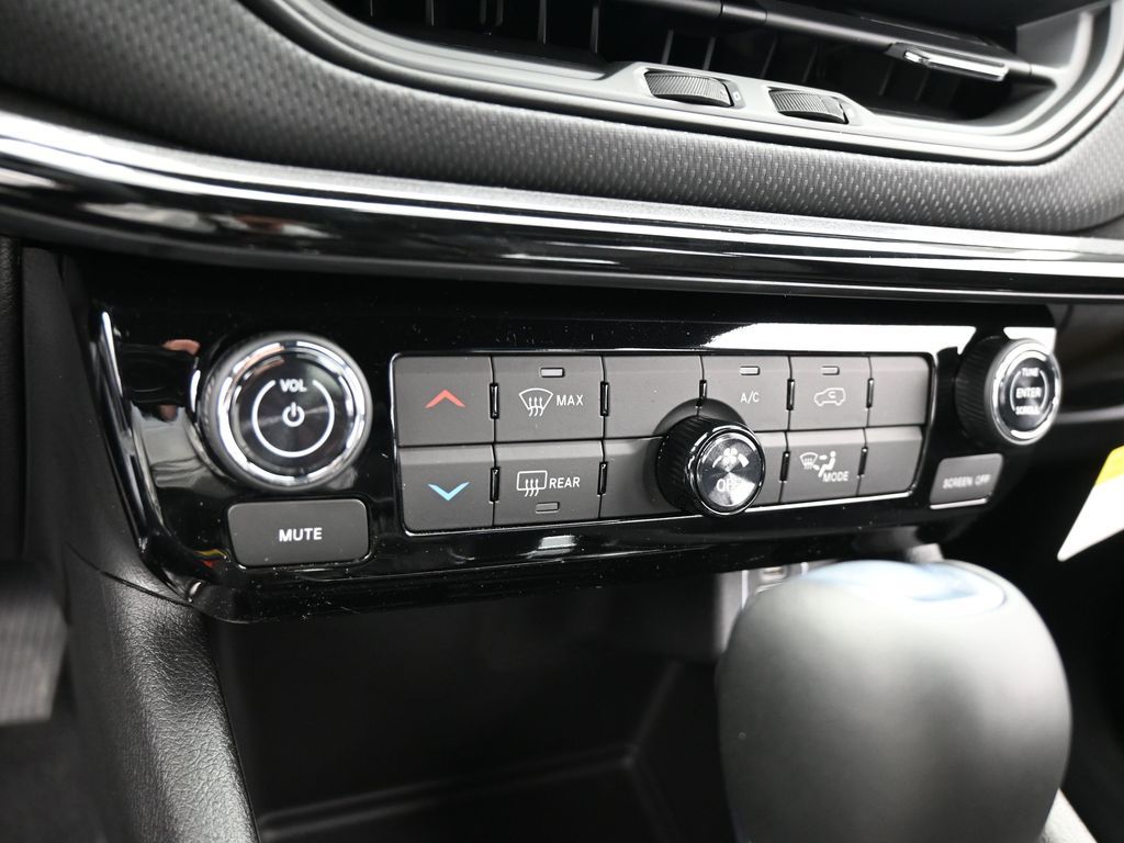 New 2026 Bright White Clearcoat Jeep Latitude image 16