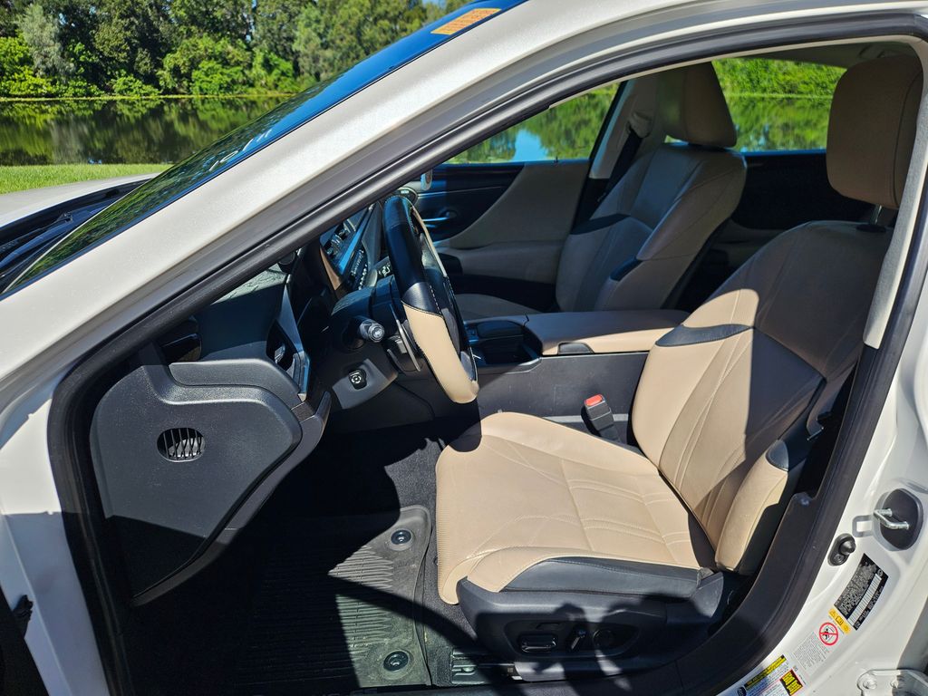 Thumbnail: 2019 Lexus ES - 13