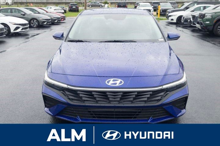 2025 Hyundai Elantra SE photo 2