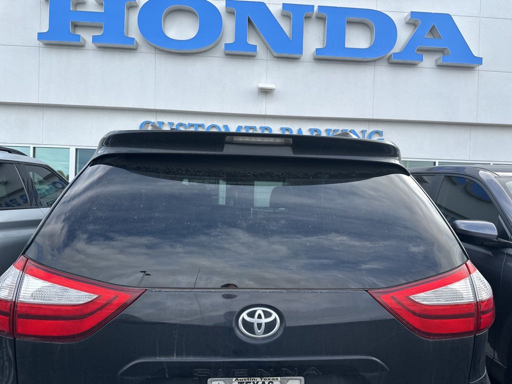 Thumbnail: 2015 Toyota Sienna - 5