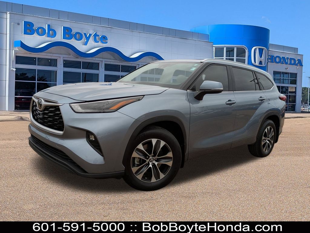 2023 Toyota Highlander XLE FWD