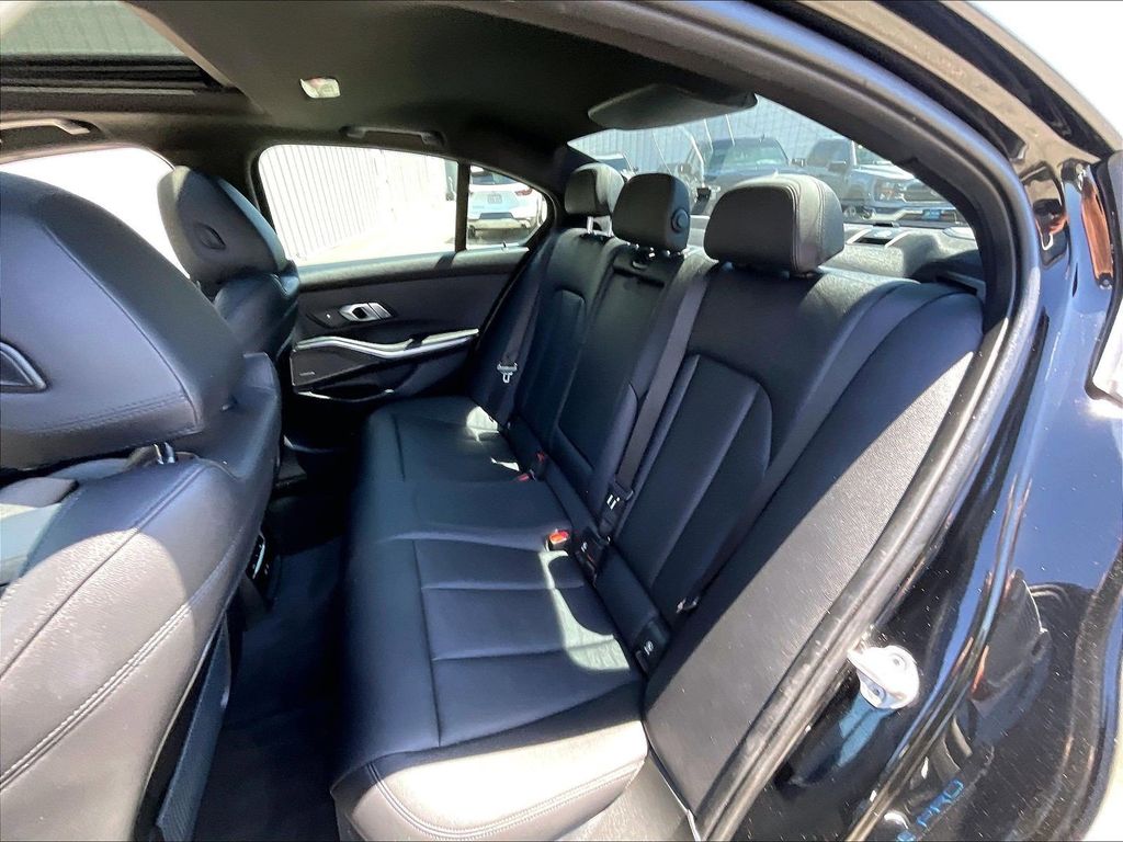 2021 BMW 3 Series — photo 15