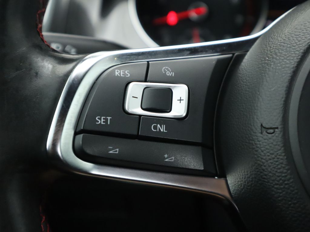 Thumbnail: 2015 Volkswagen Golf - 11