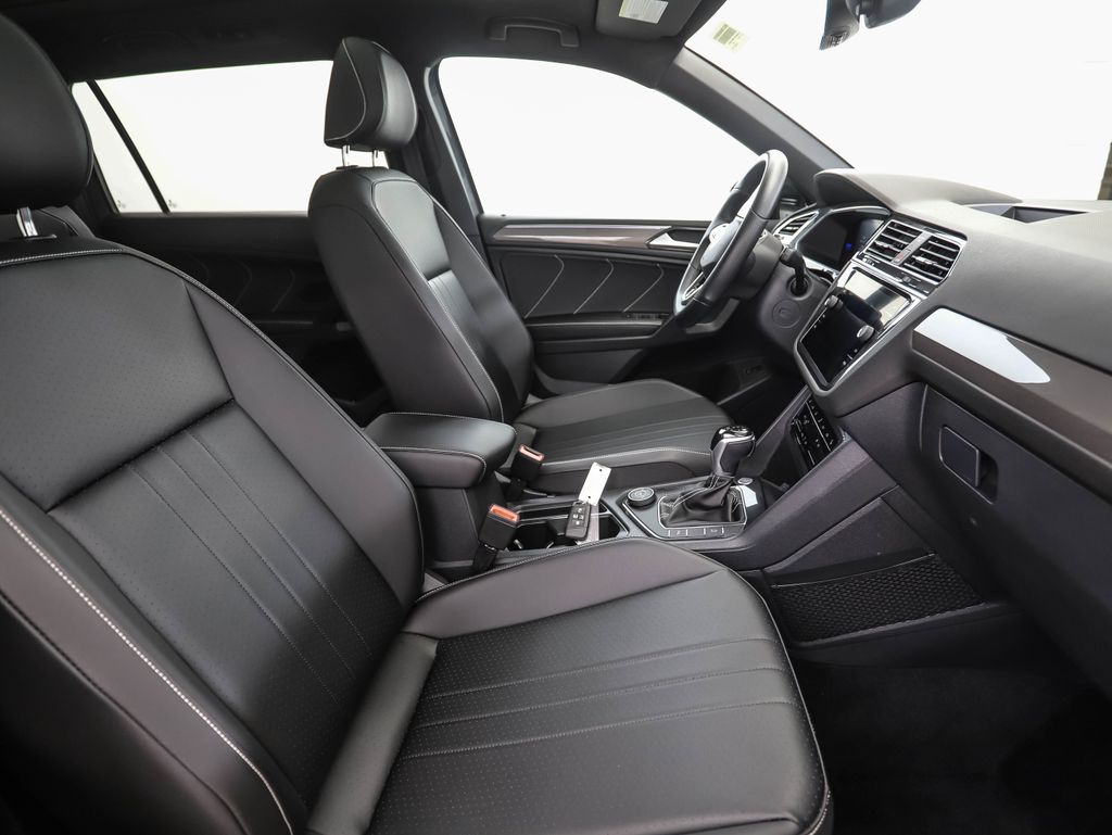 Thumbnail: 2022 Volkswagen Tiguan - 30
