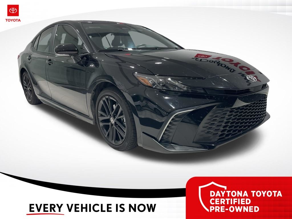2025 Toyota Camry SE Hybrid's photo