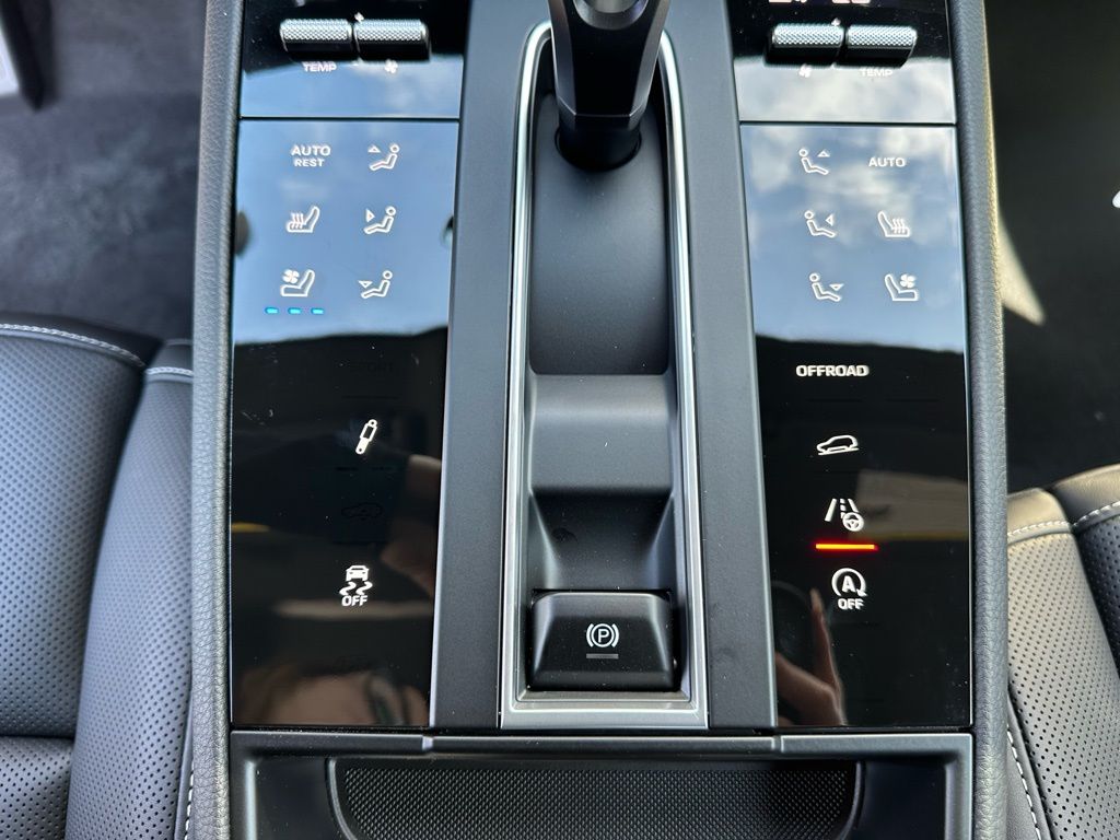 Thumbnail: 2026 Porsche Macan - 26