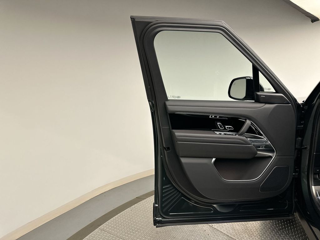 2025 Land Rover Range Rover SE 8