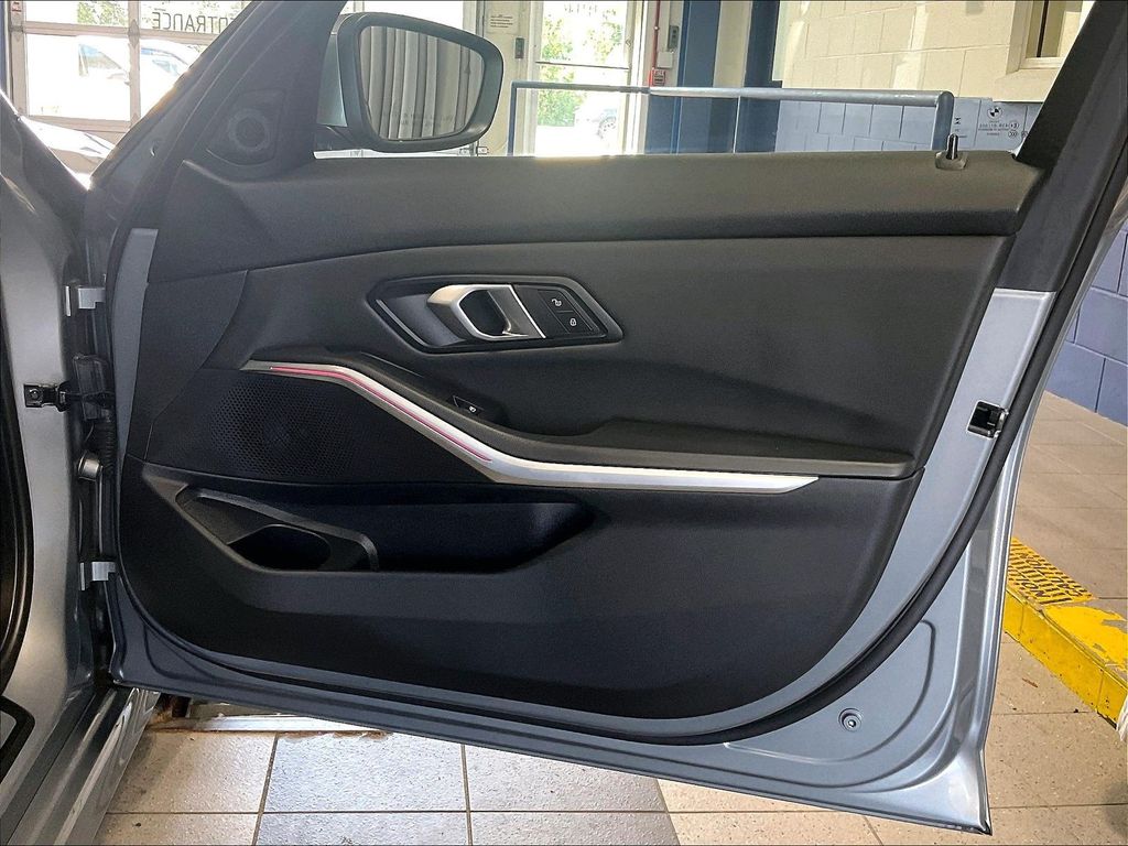 2025 BMW 3 Series — photo 12