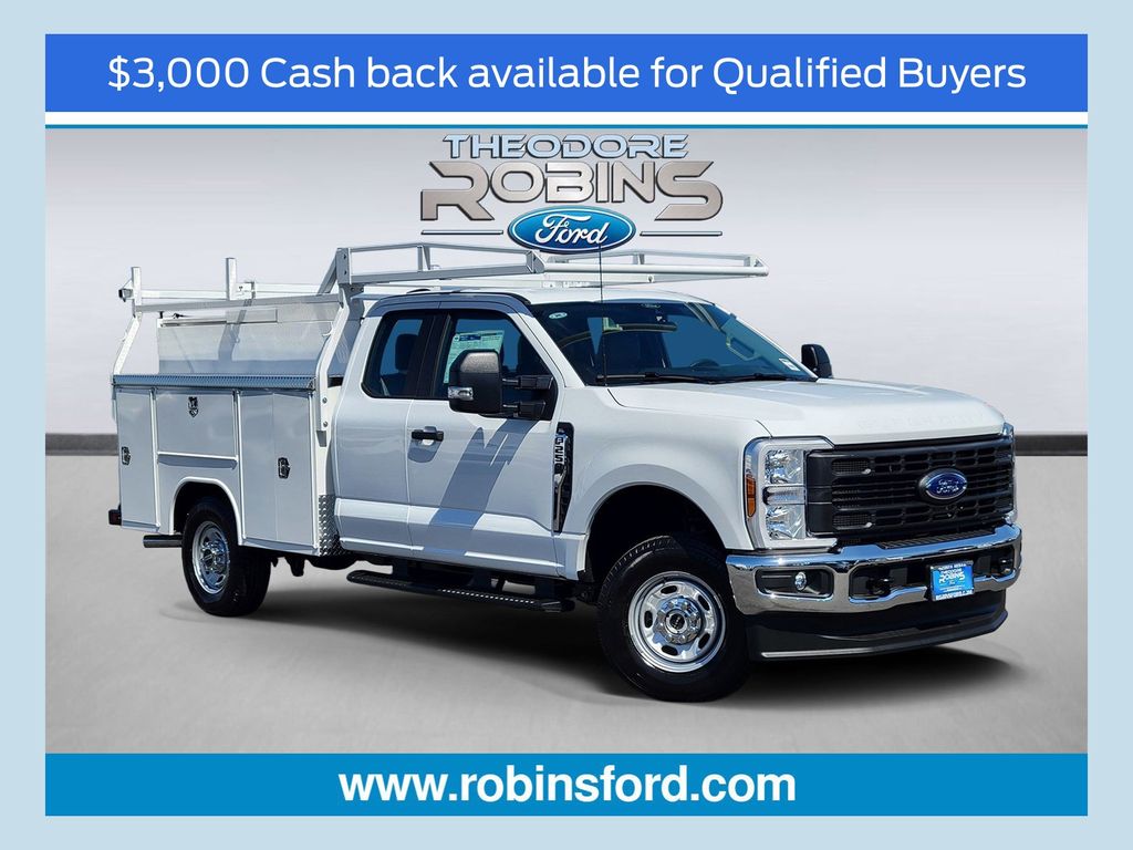 Oxford White 2026 Ford F-250 Super Duty Pickup Truck Four-Wheel Drive Automatic