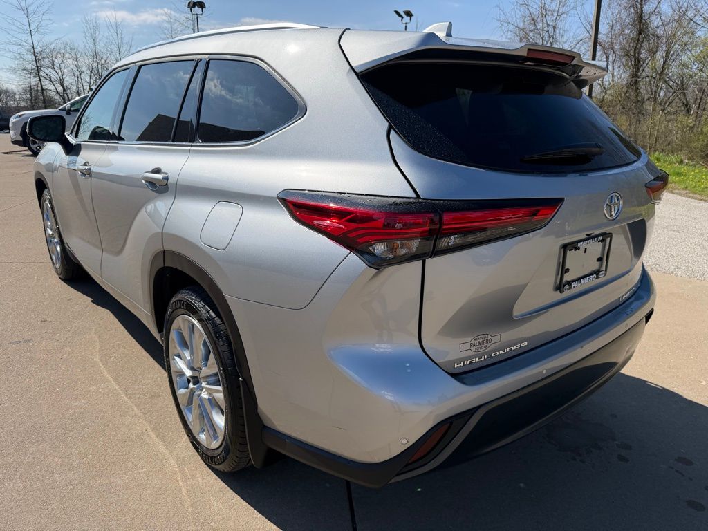 used 2023 Toyota Highlander car, priced at $37,903